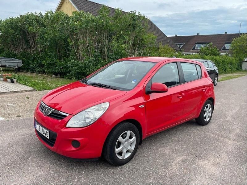 Röd Begagnad 2009 Hyundai i20 Select Halvkombi | 38 000 kr (Marknadspris) - Bild 1/4