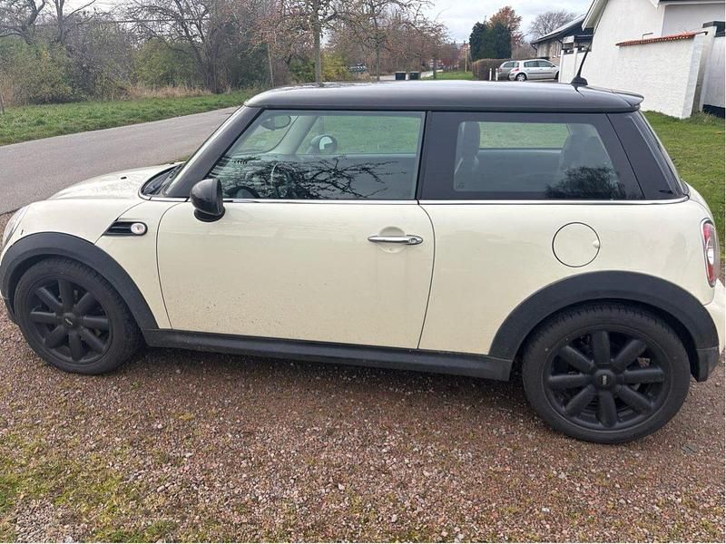Vit Begagnad 2011 Mini Cooper D Halvkombi | 65 000 kr (Marknadspris) - Bild 1/4