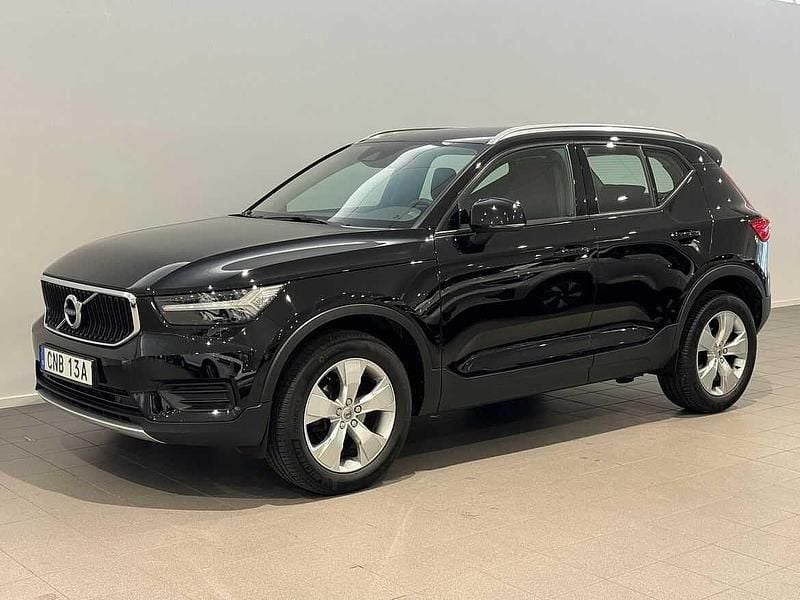 Svart Begagnad 2022 Volvo XC40 Momentum SUV | 299 500 kr (Bra pris) - Bild 1/4
