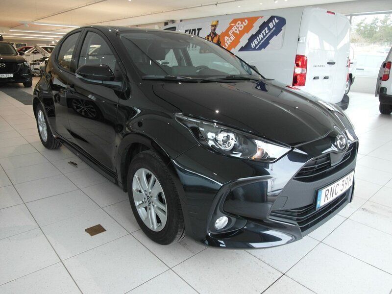 Svart Begagnad 2023 Mazda 2 Halvkombi | 234 500 kr (Marknadspris) - Bild 1/4