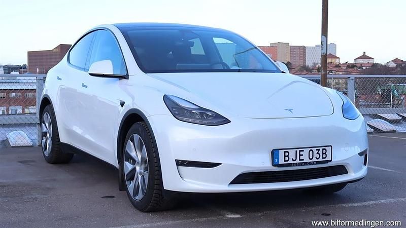 Vit samma som bilen Begagnad 2021 Tesla Model Y Long Range AWD SUV | 419 500 kr (Marknadspris) - Bild 1/4