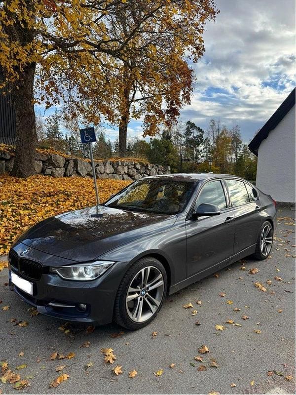 Grå Begagnad 2012 BMW 328 Sport Line Sedan | 105 000 kr (Lite dyr) - Bild 1/4