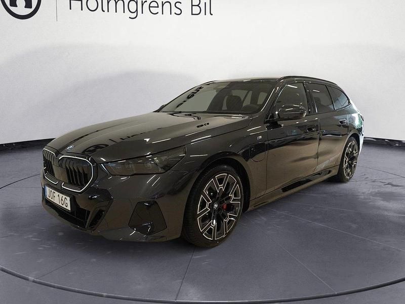 Grå Begagnad 2025 BMW 530e Efficient Dynamics Kombi | 719 800 kr (Lite dyr) - Bild 1/4