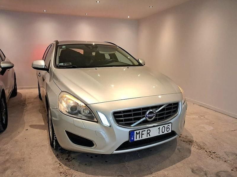 Grå Begagnad 2012 Volvo V60 Momentum Kombi | 84 900 kr (Bra pris) - Bild 1/1