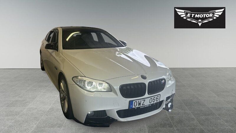 Vit Begagnad 2012 BMW 520 M Sport Sedan | 119 900 kr (Lite dyr) - Bild 1/4