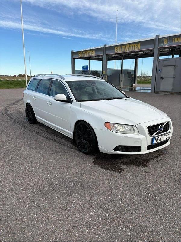 Vit Begagnad 2013 Volvo V70 Summum Kombi | 49 999 kr - Bild 1/4