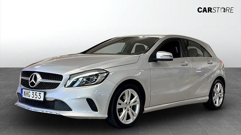 Silver Begagnad 2016 Mercedes A180 Halvkombi | 159 900 kr (Marknadspris) - Bild 1/4