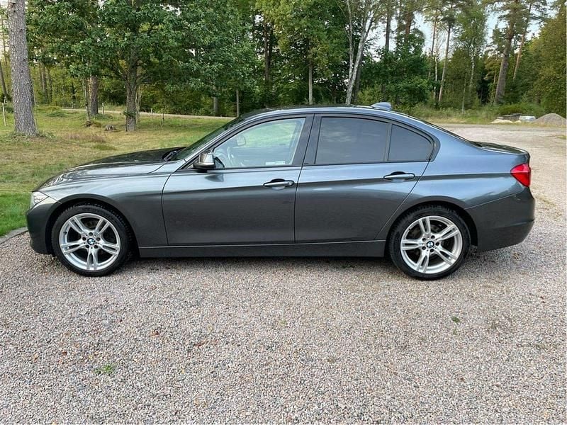 Grå Begagnad 2012 BMW 320 Sport Line Sedan | 103 000 kr (Marknadspris) - Bild 1/4
