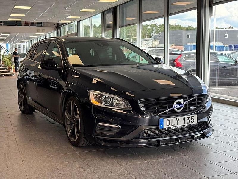 Svart Begagnad 2015 Volvo V60 R-Design Kombi | 199 900 kr (Dyr) - Bild 1/3
