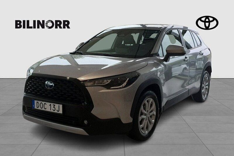 Silver Begagnad 2023 Toyota Corolla Cross Active SUV | 369 900 kr (Marknadspris) - Bild 1/4