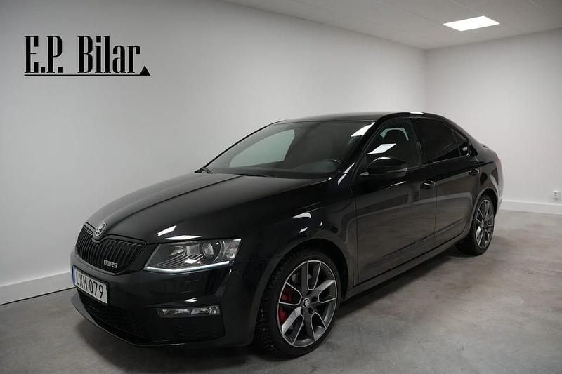 Svart Begagnad 2015 Skoda Octavia RS Kombi | 149 800 kr (Marknadspris) - Bild 1/4