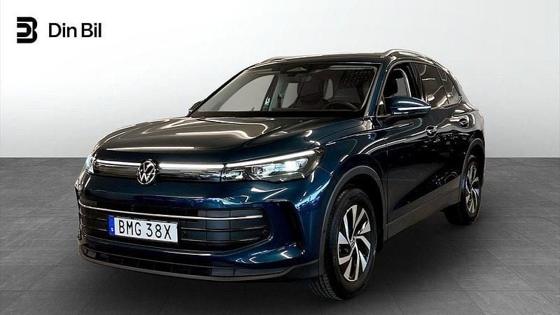 Mörkblå (nightshade blue metallic) Begagnad 2024 VW Tiguan Life SUV | 389 900 kr (Lite dyr) - Bild 1/4