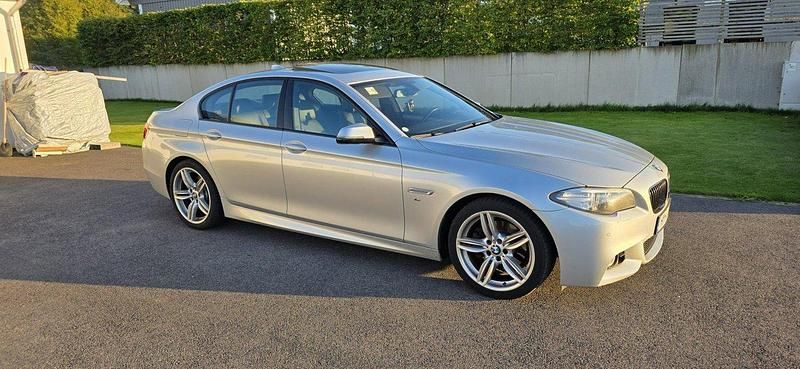 Silver Begagnad 2014 BMW 520 M Sport Sedan | 159 900 kr (Dyr) - Bild 1/4