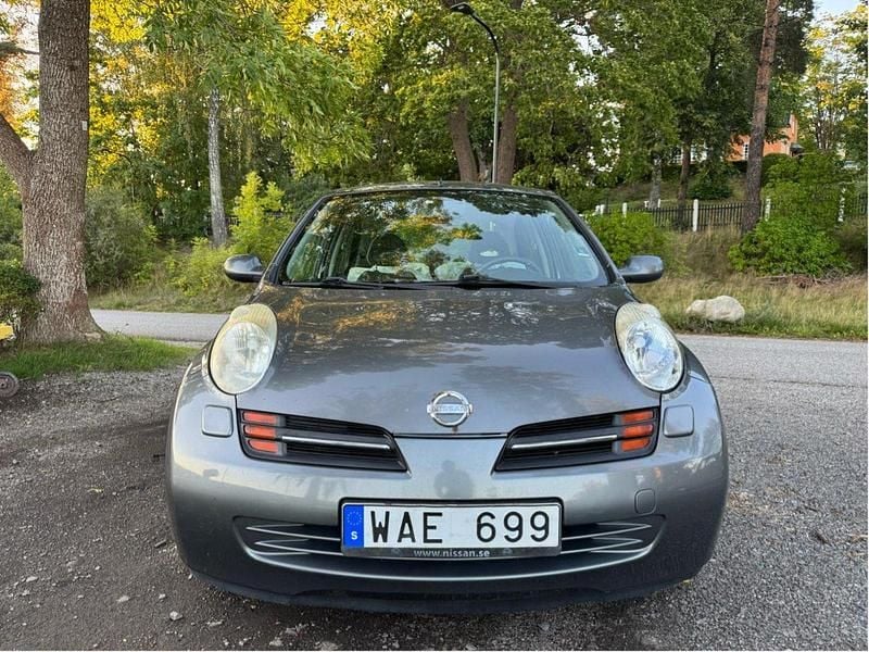 Grå Begagnad 2004 Nissan Micra Halvkombi | 27 500 kr (Marknadspris) - Bild 1/4