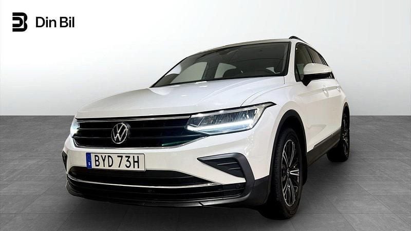 Vit Begagnad 2022 VW Tiguan SUV | 254 900 kr (Bra pris) - Bild 1/4