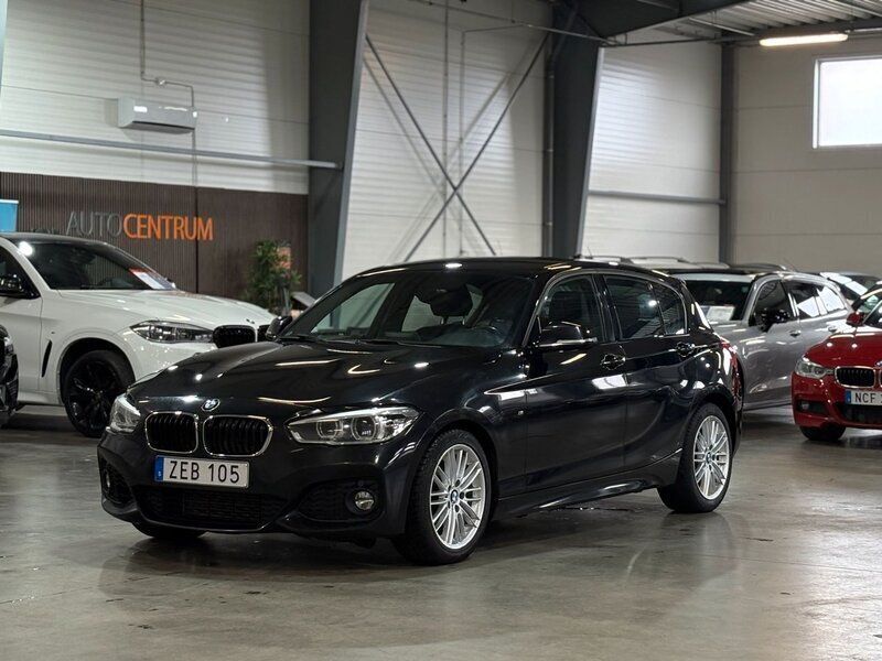 Svart Begagnad 2019 BMW 118 M Sport Halvkombi | 129 900 kr (Bra pris) - Bild 1/4