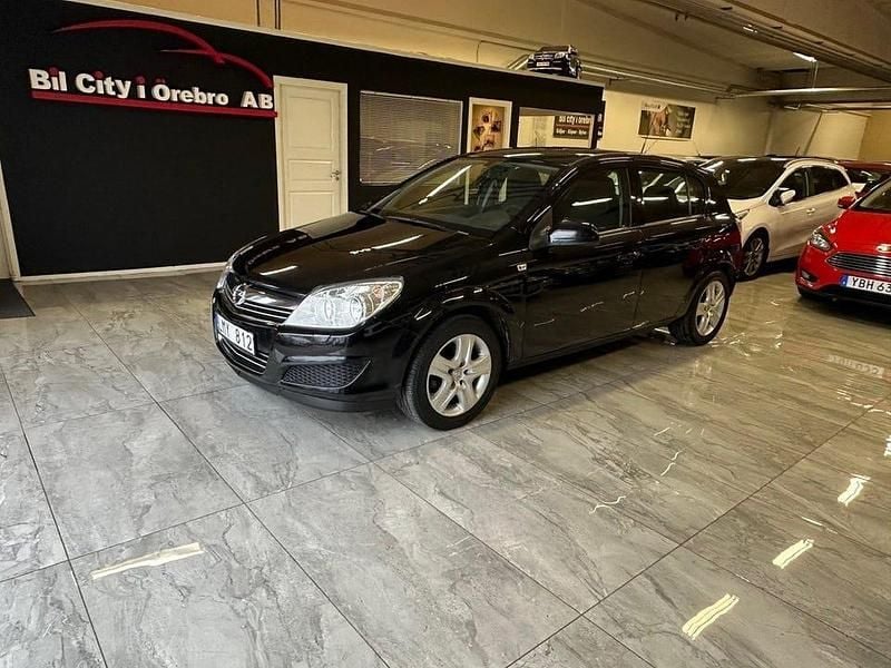 Svart Begagnad 2009 Opel Astra Halvkombi | 54 900 kr (Marknadspris) - Bild 1/4