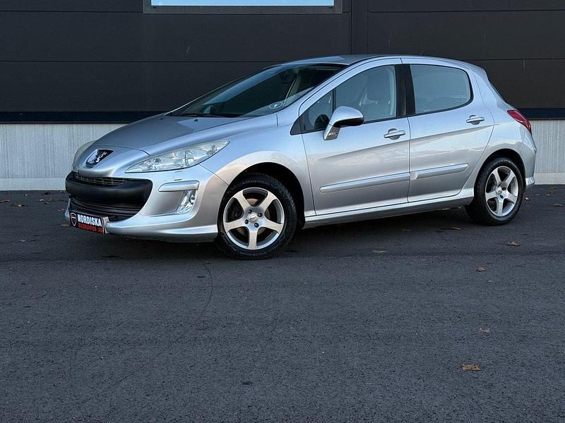 Ljusgrå (vit) Begagnad 2010 Peugeot 308 Halvkombi | 27 800 kr (Marknadspris) - Bild 1/4