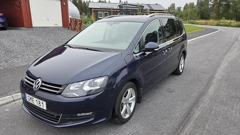 Blå Begagnad 2015 VW Sharan Minibuss | 199 000 kr (Marknadspris) - Bild 1/4