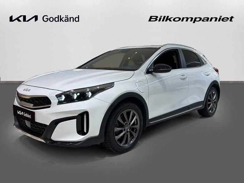 Deluxe white pearl (metallic) Begagnad 2023 Kia XCeed Advance SUV | 279 900 kr (Marknadspris) - Bild 1/4