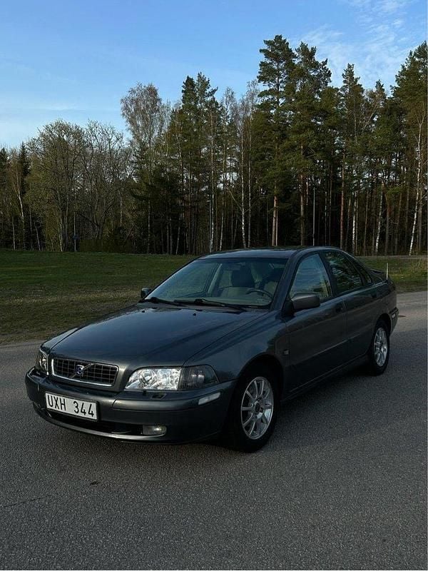 Grå Begagnad 2004 Volvo S40 Sedan | 19 000 kr (Bra pris) - Bild 1/4