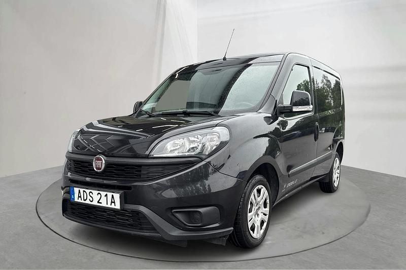 Svart Begagnad 2020 Fiat Doblò Minibuss | 105 000 kr (Marknadspris) - Bild 1/4