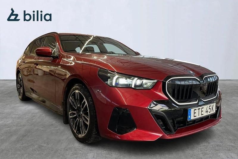 Begagnad BMW 530 Shadowline 303 HK (222 kW) 2025 Röd Kombi