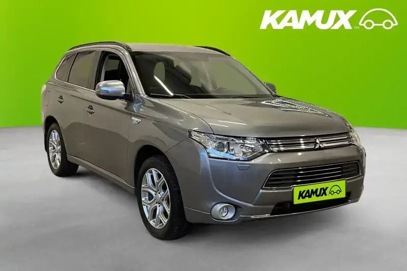 Silver/grå Begagnad 2014 Mitsubishi Outlander P-HEV SUV | 149 900 kr (Marknadspris) - Bild 1/4