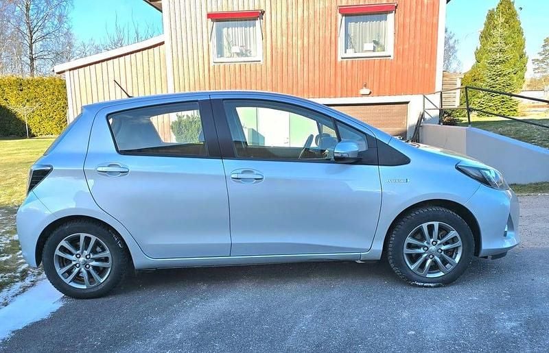 Begagnad Toyota Yaris Hybrid 101 HK (74 kW) 2012