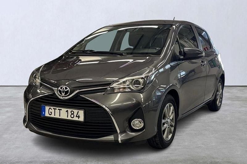 Mörkgrå Begagnad 2015 Toyota Yaris Halvkombi | 109 900 kr (Marknadspris) - Bild 1/4