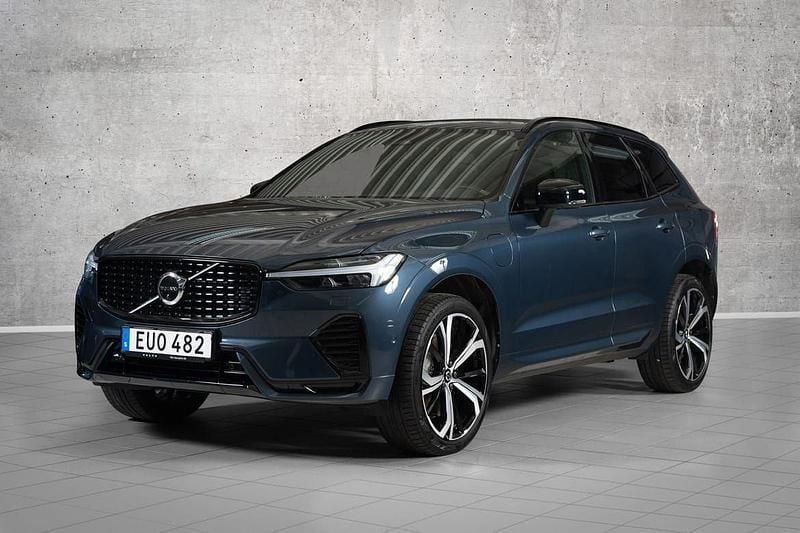 Mörkblå (blå) Begagnad 2022 Volvo XC60 R-Design SUV | 529 000 kr (Marknadspris) - Bild 1/4