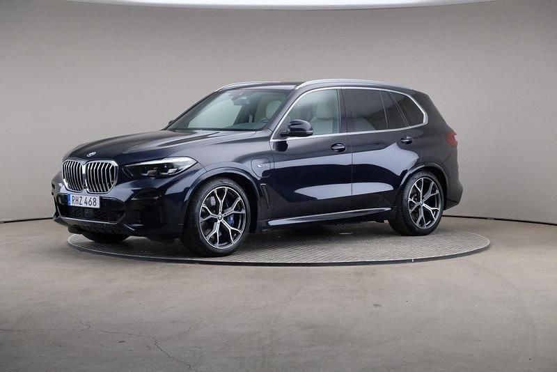 Svart (carbon black (metallic)) Begagnad 2022 BMW X5 M Sport SUV | 559 000 kr (Superpris) - Bild 1/4