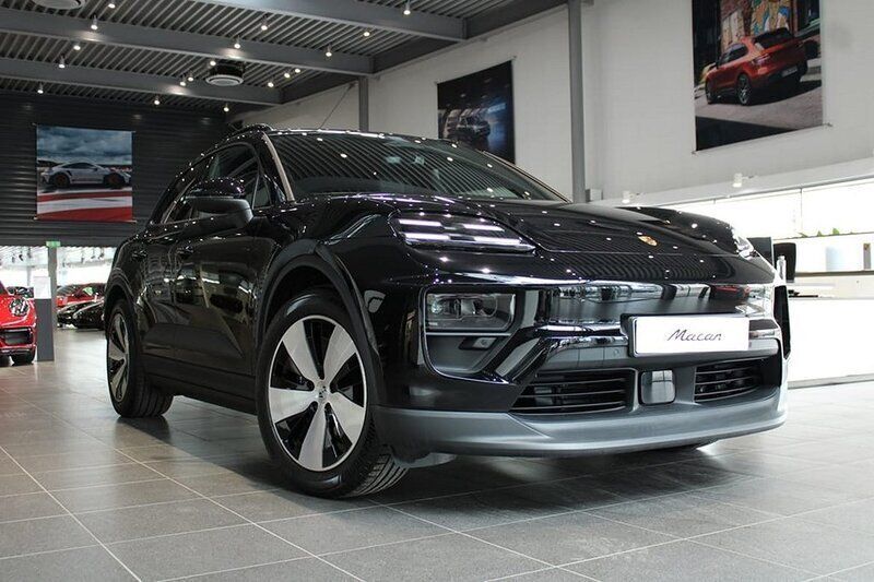 Svart (black) Ny 2024 Porsche Macan SUV | 1 076 400 kr (Superpris) - Bild 1/4