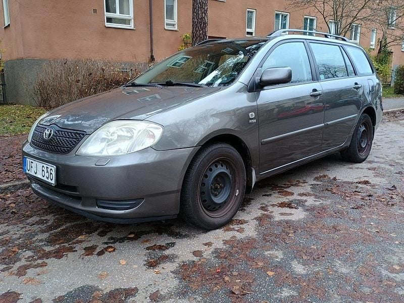 Grå Begagnad 2003 Toyota Corolla Kombi | 25 000 kr (Marknadspris) - Bild 1/4