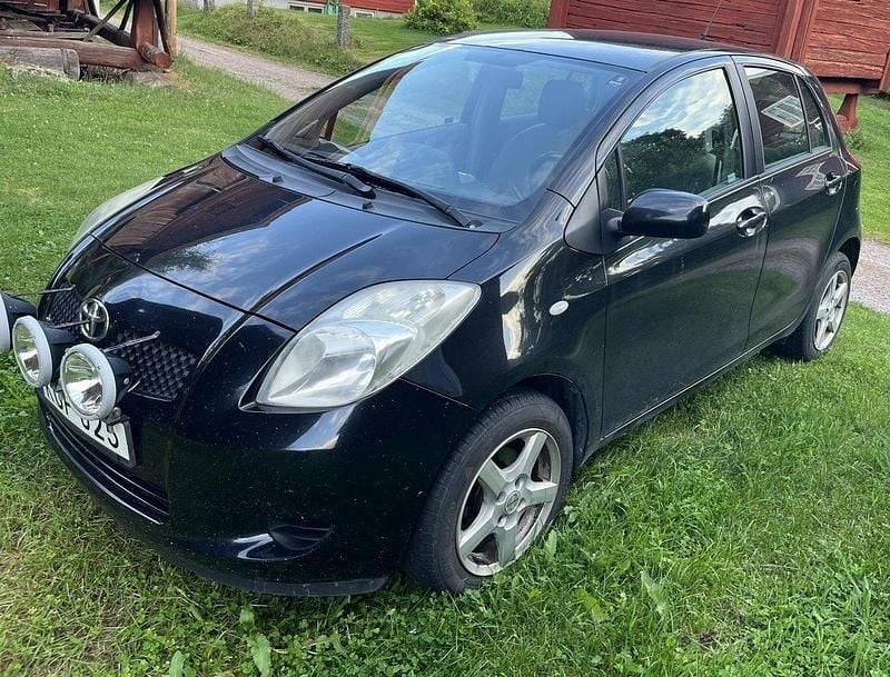 Svart Begagnad 2006 Toyota Yaris Halvkombi | 10 000 kr (Superpris) - Bild 1/4