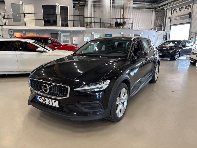 Svart Begagnad 2022 Volvo V60 CC Momentum Kombi | 279 000 kr (Marknadspris) - Bild 1/4