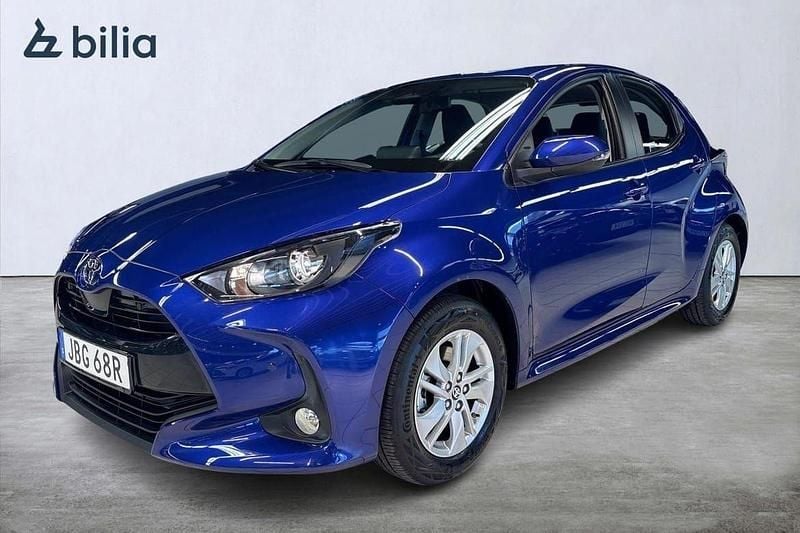 Blå Ny 2024 Toyota Yaris Hybrid Active Halvkombi | 254 900 kr (Marknadspris) - Bild 1/3