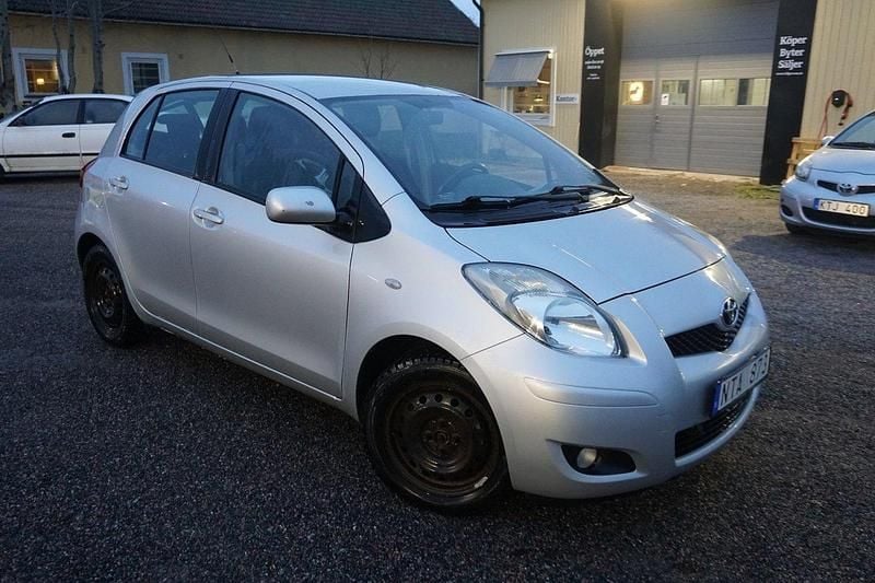 Silver Begagnad 2010 Toyota Yaris Halvkombi | 29 900 kr (Dyr) - Bild 1/4