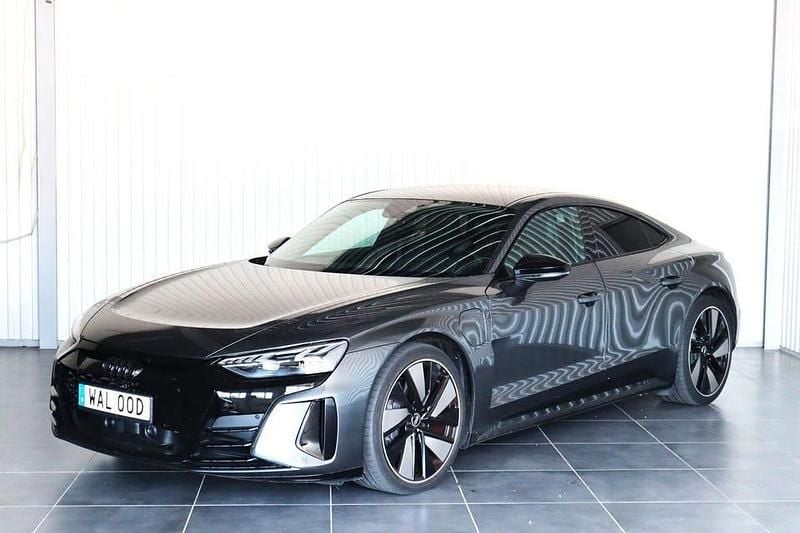 Grå Begagnad 2021 Audi e-tron GT quattro Comfort Sedan | 649 000 kr (Lite dyr) - Bild 1/4