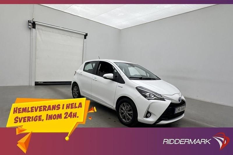 Vit Begagnad 2019 Toyota Yaris Hybrid Active Halvkombi | 158 900 kr (Bra pris) - Bild 1/3