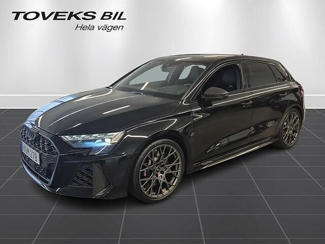 Mytsvart metallic Ny 2025 Audi RS3 Sportback Halvkombi | 759 000 kr (Marknadspris) - Bild 1/4