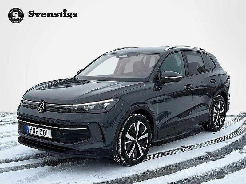 Mörkgrå Begagnad 2025 VW Tiguan SUV | 389 000 kr (Marknadspris) - Bild 1/4