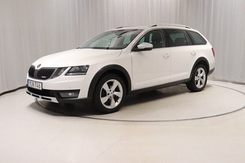 Vit Begagnad 2017 Skoda Octavia Scout Kombi | 159 800 kr (Marknadspris) - Bild 1/4