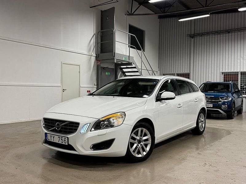Vit Begagnad 2011 Volvo V60 Summum Kombi | 89 900 kr (Marknadspris) - Bild 1/4