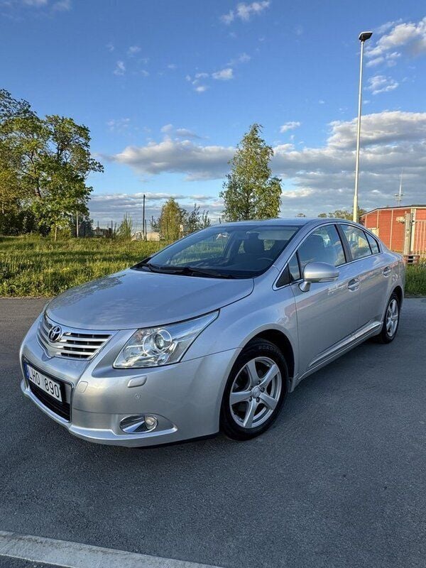 Silver Begagnad 2009 Toyota Avensis Sedan | 95 000 kr (Marknadspris) - Bild 1/4