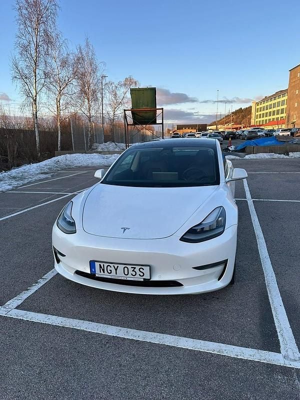 Begagnad Tesla Model 3 Standard Range Plus 225 kW (306 HK) 2019 Sedan