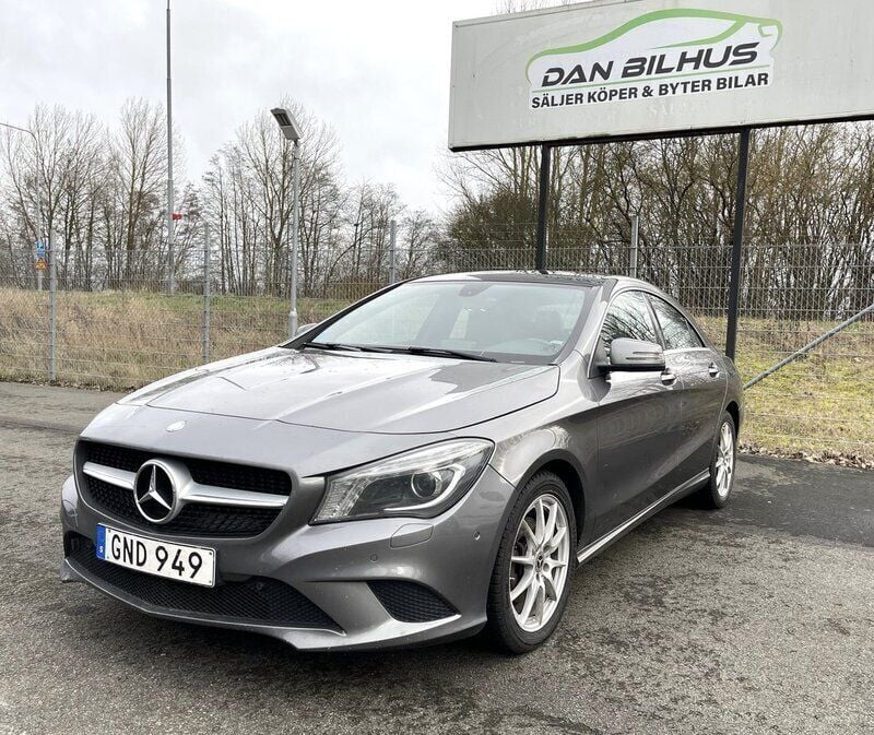 Mörkgrå Begagnad 2014 Mercedes CLA220 Sedan | 179 900 kr (Marknadspris) - Bild 1/4