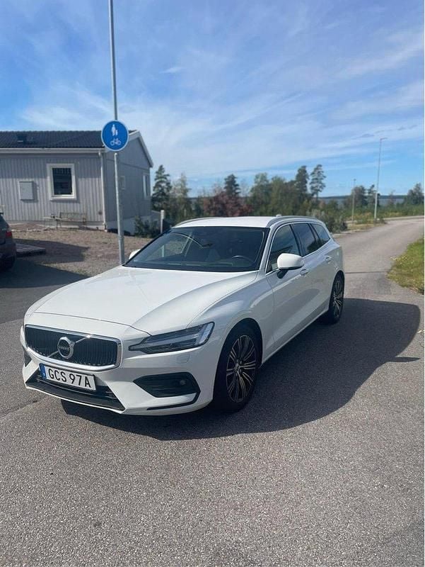 Vit Begagnad 2021 Volvo V60 Momentum Kombi | 279 000 kr (Bra pris) - Bild 1/4