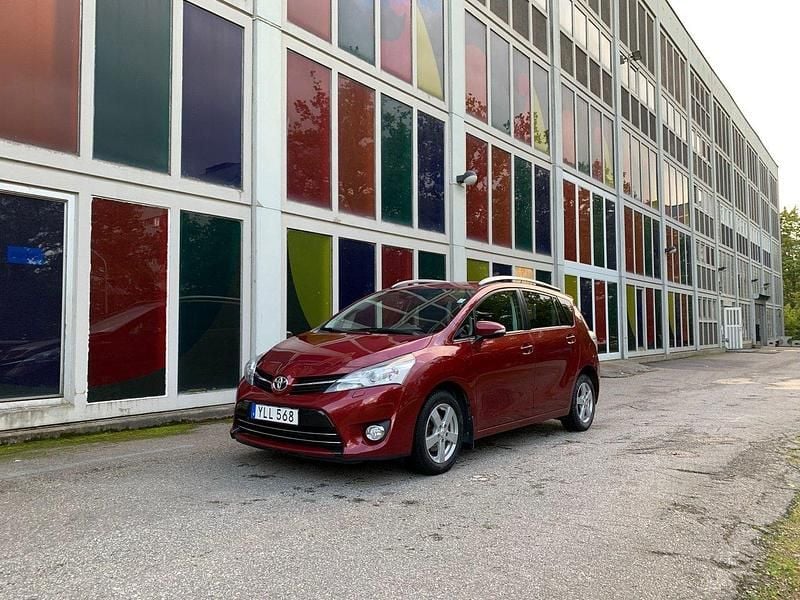 Röd Begagnad 2016 Toyota Verso Multidrive S Minibuss | 184 900 kr (Marknadspris) - Bild 1/4