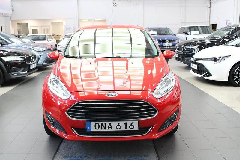 Begagnad Ford Fiesta Titanium 81 HK (59 kW) 2014 Röd Halvkombi